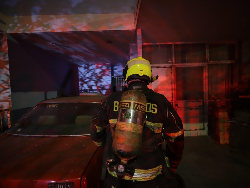 Sofocan incendio en finca de Guadalajara, rescatan a morador