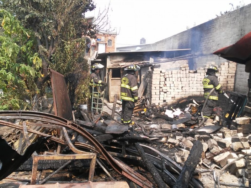 Sofocan incendio en vivienda de Toluca