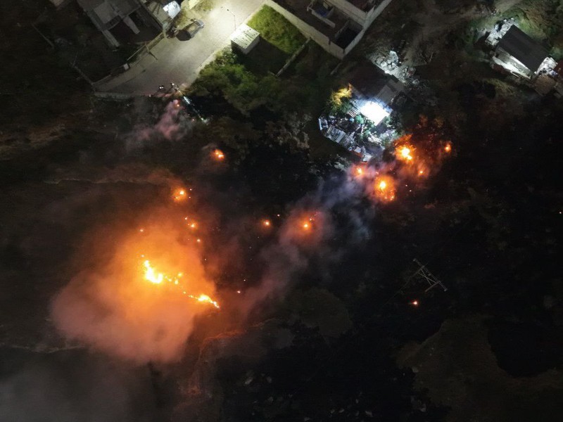 Sofocan incendio por quema urbana en Colinas de Menchaca II