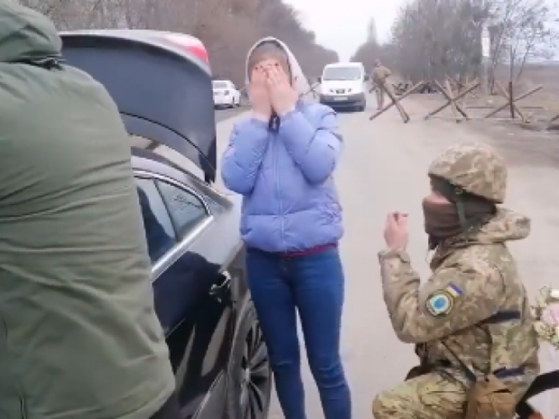 Video: Soldado ucraniano le pide matrimonio a su novia
