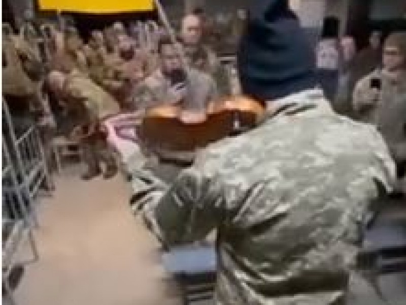 Video: Soldado ucraniano toca el himno con su violín