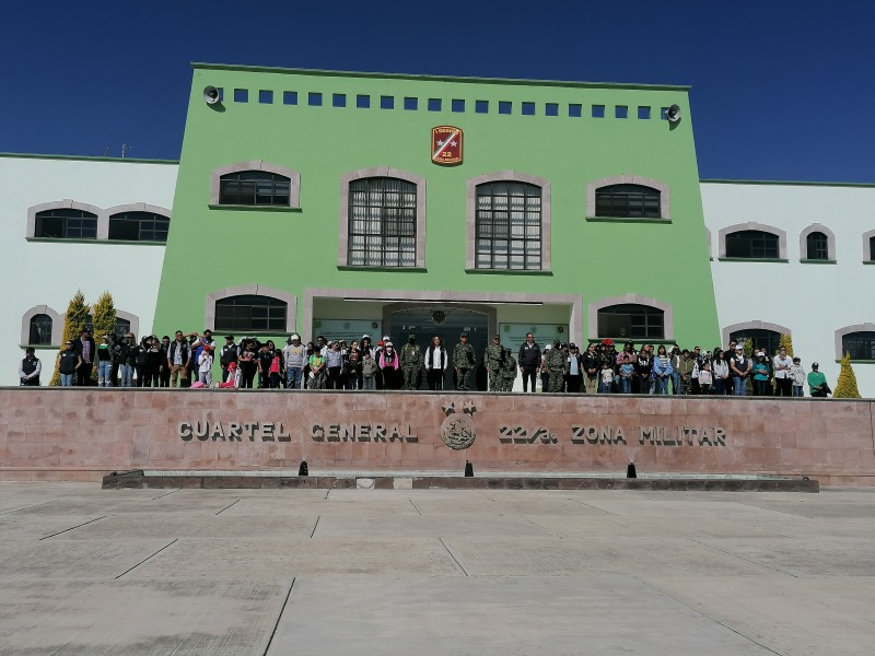 Soldados brindan visitas guiadas en zonas militares