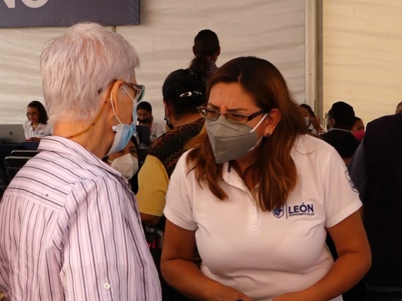 Solicita apoyo de la alcaldesa para pavimentación de calle