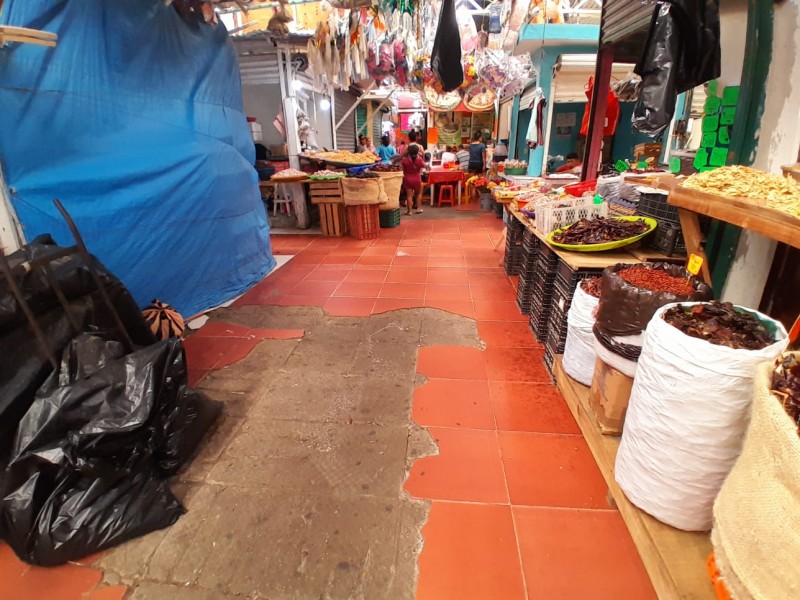 Solicita rehabilitación del piso en el Mercado Héroes del 47