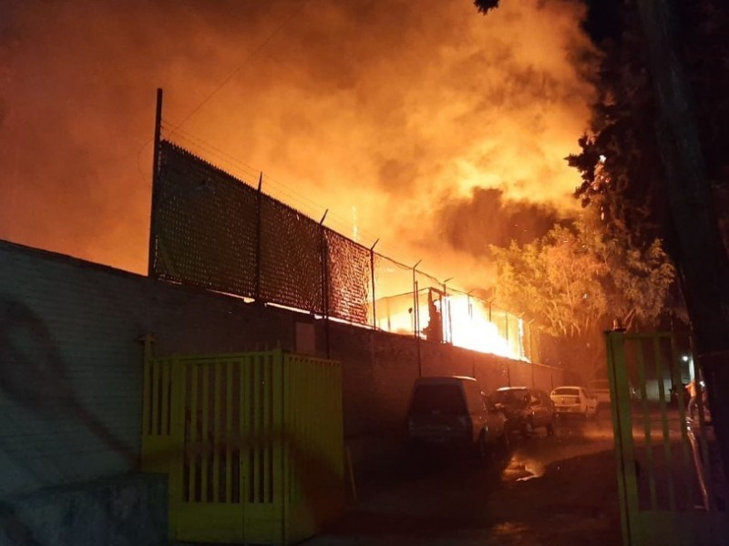 Solicitan a autoridades ayuda para damnificados tras incendio en CDMX