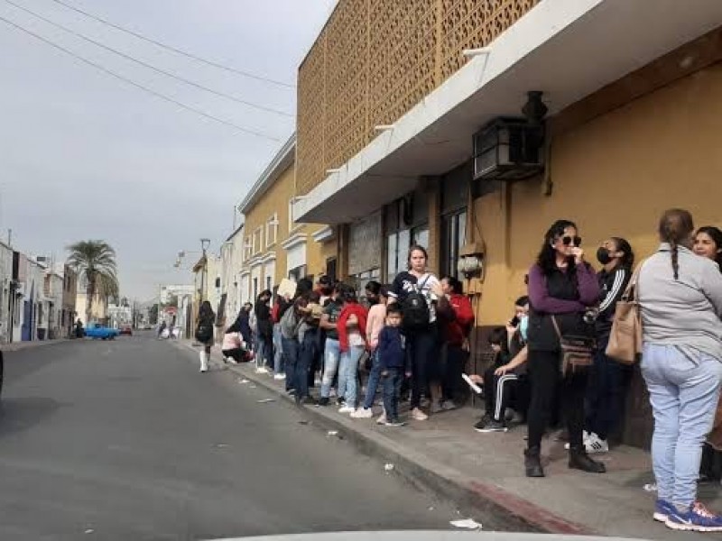 Solicitan comerciantes del centro agilidad en entrega de uniformes escolares