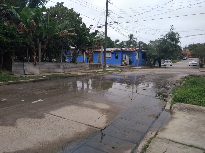 Solicitan desazolve de drenaje en calle 12 Oriente