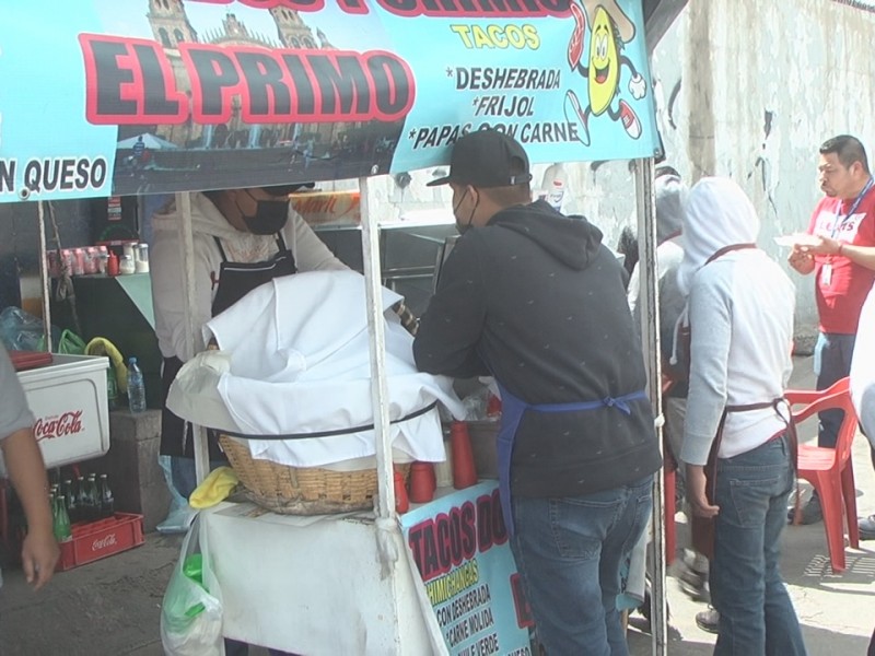 Solicitan tener cuidado al comer en vía pública