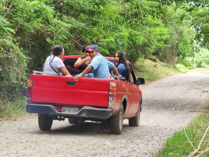 Solicitan transporte público y rehabilitación de camino en Las Pasas