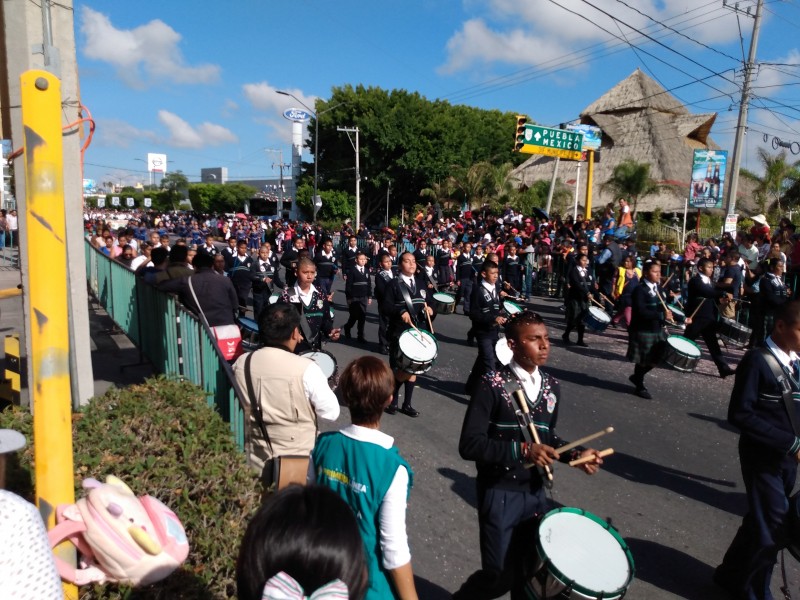 Solo 10 escuelas participaron en el desfile