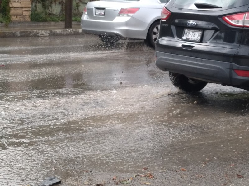 Solo anegaciones de agua dejó la lluvia de madrugada