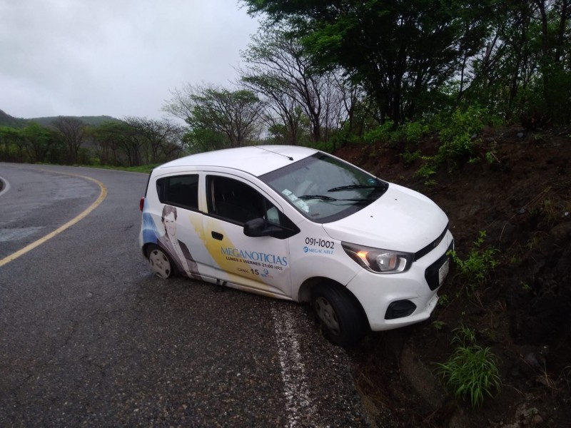 Solo daños materiales deja accidente sobre carretera federal Costera 200