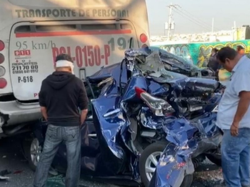 Solo daños materiales en accidente de Transporte Qrobús