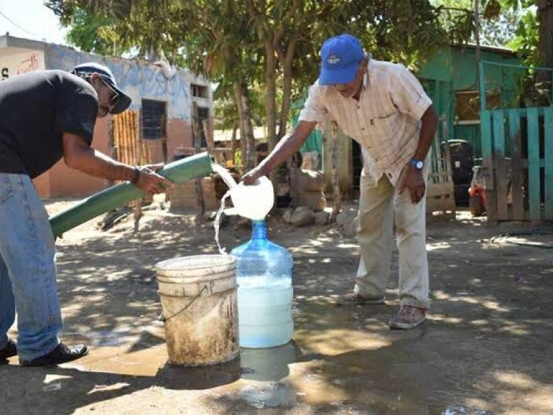 Solo dos pipas reparten agua por semana en invasiones