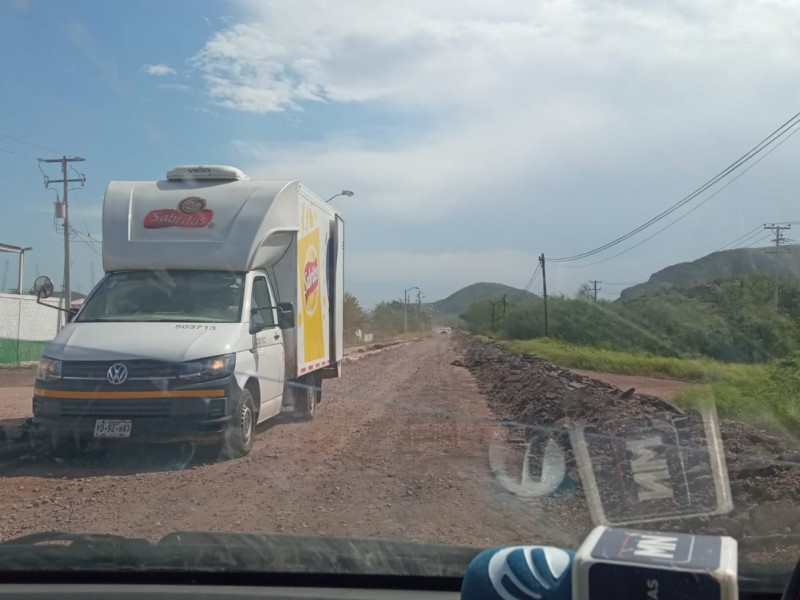 Solo un carril abierto y sin señalamientos por reparación