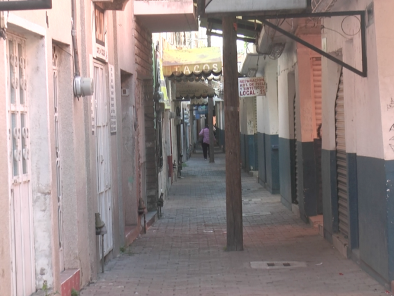 Sólo y en abandono el mercado de artesanías