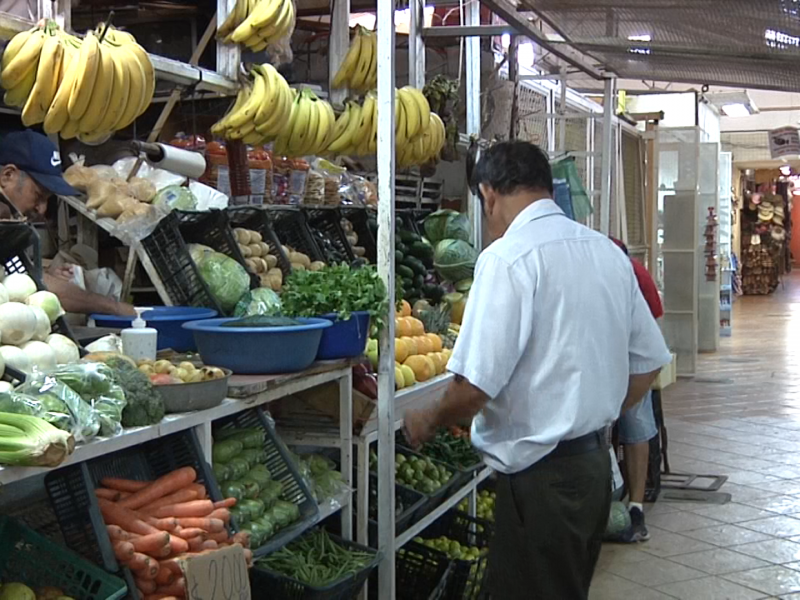 Solos lucen los pasillos del mercado Madero