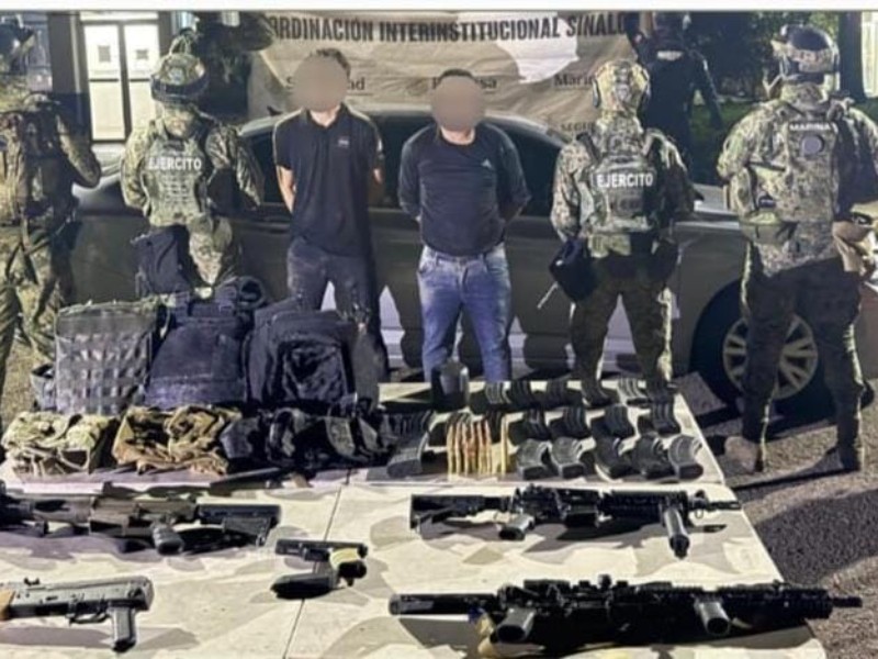 Son 2 los civiles detenidos en persecución, traían armas, cargadores y cartuchos