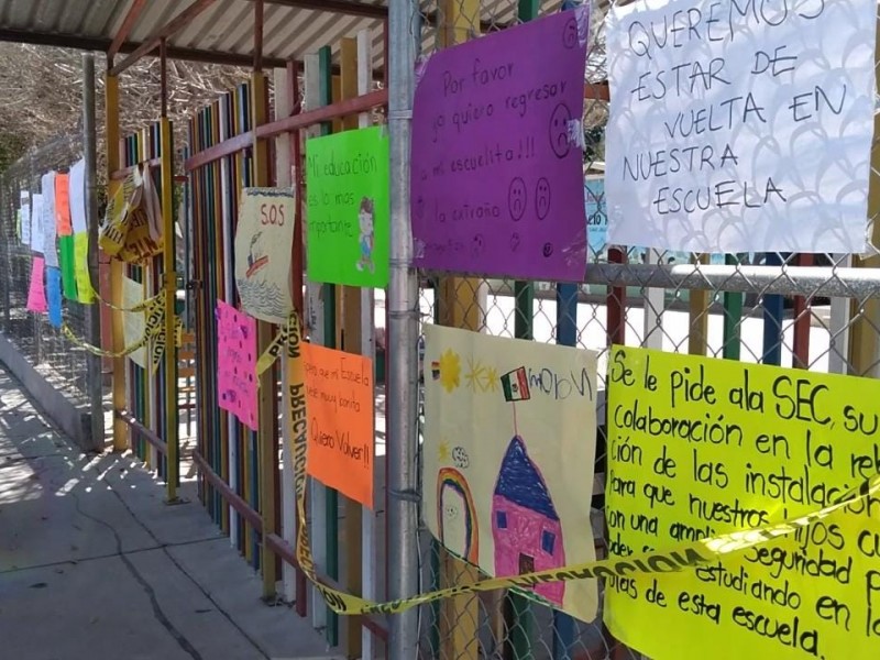 Son atendidos por autoridades luego de manifestarse fuera del kinder