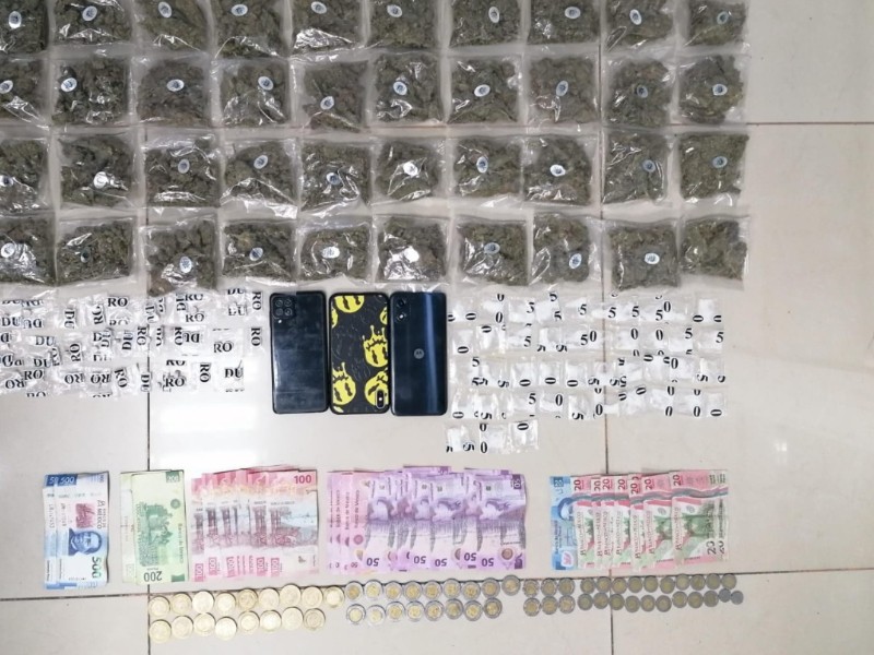 Son detenidas cuatro personas con más de 700 dosis de droga