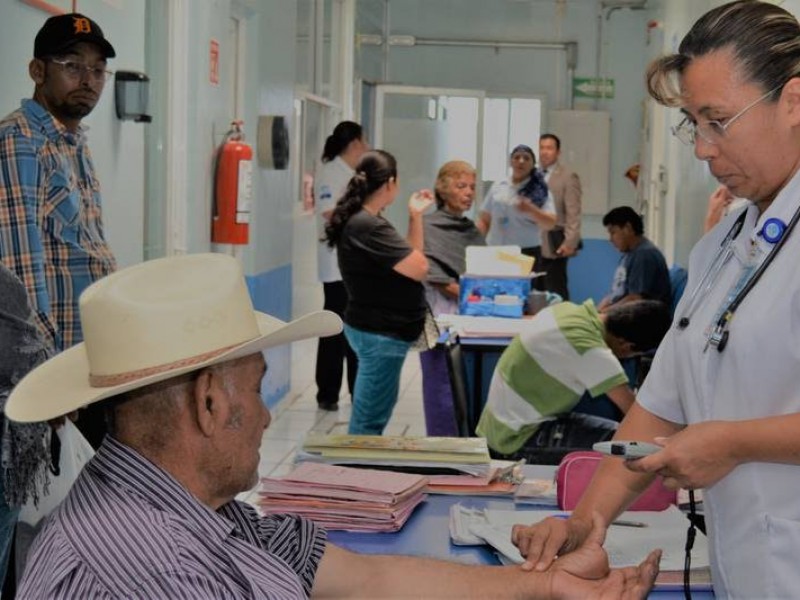 Son más de 700 mil leoneses sin derechohabiencia