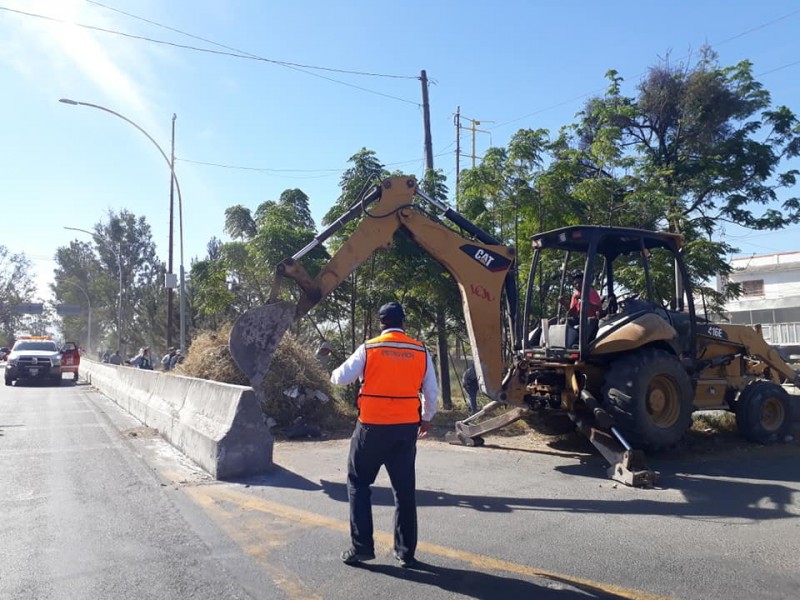 Son retirados bloques de concreto del libramiento carretero