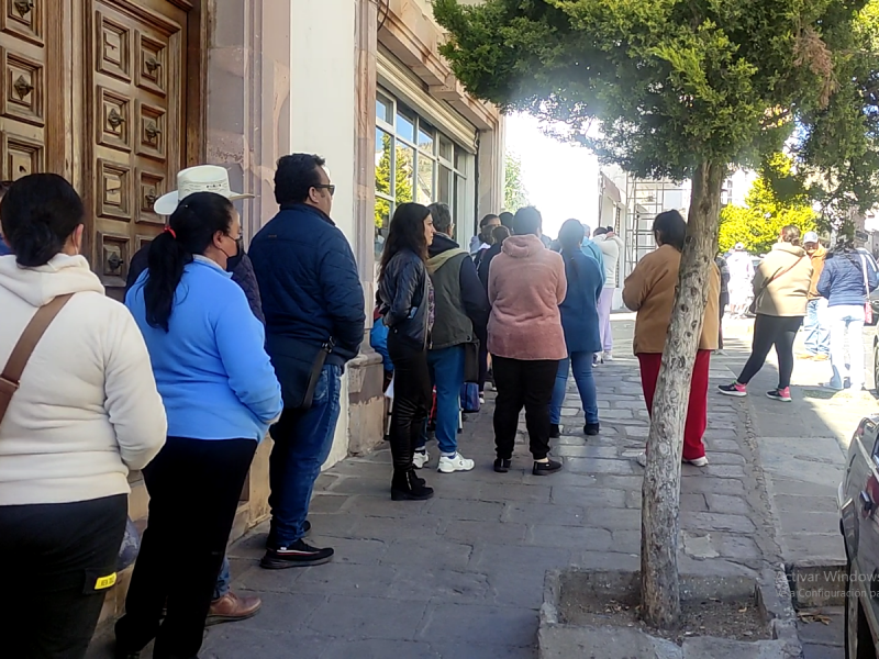 Sondeo: Continúan largas filas en Bancos del Bienestar