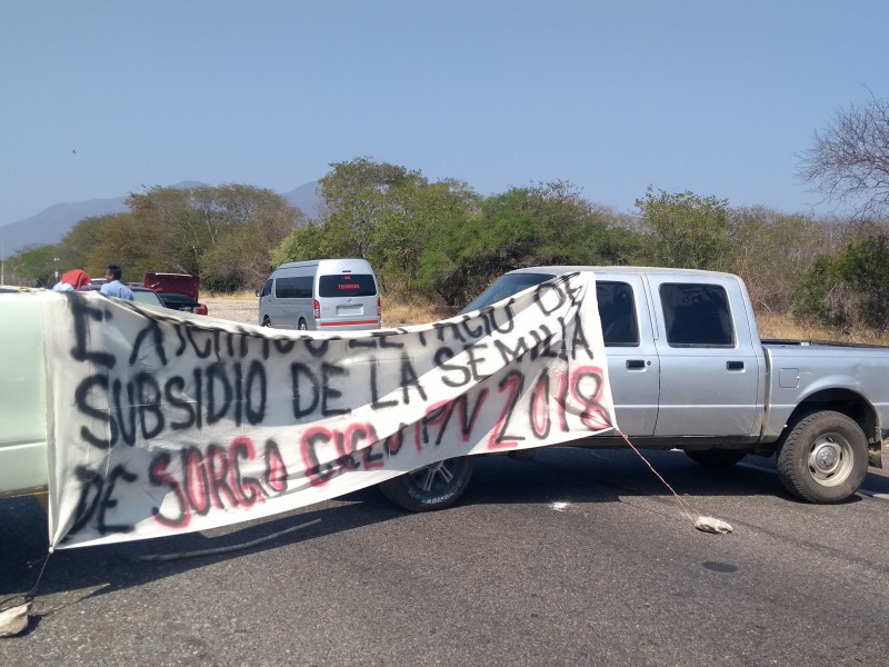 Sorgueros bloquean la carretera Oaxaca-Istmo