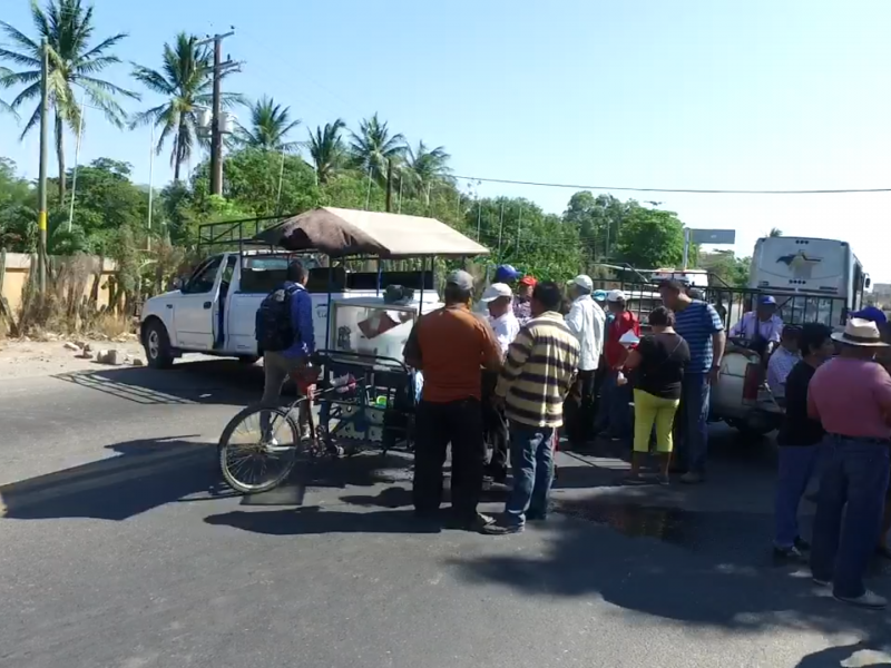 Sorgueros bloquean la carretera transistmica