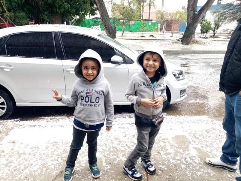 Sorprende a leoneses primer lluvia con granizo.