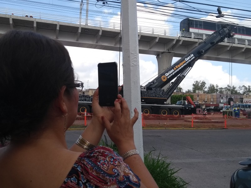 Sorprende a peatones colocación de trenes