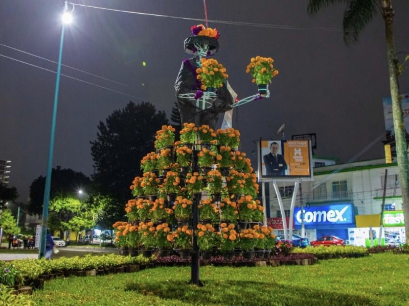 Sorprende catrina elaborada con flores de cempasúchil en Xalapa