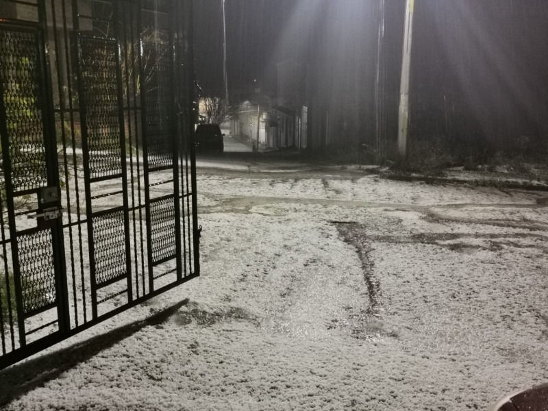 Sorprende granizo en Pinos