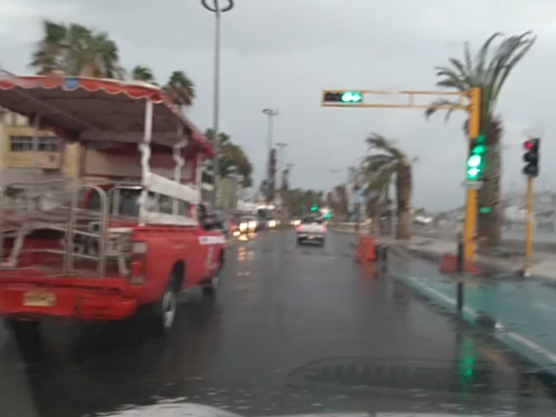 Sorprende lluvia matinal a porteños