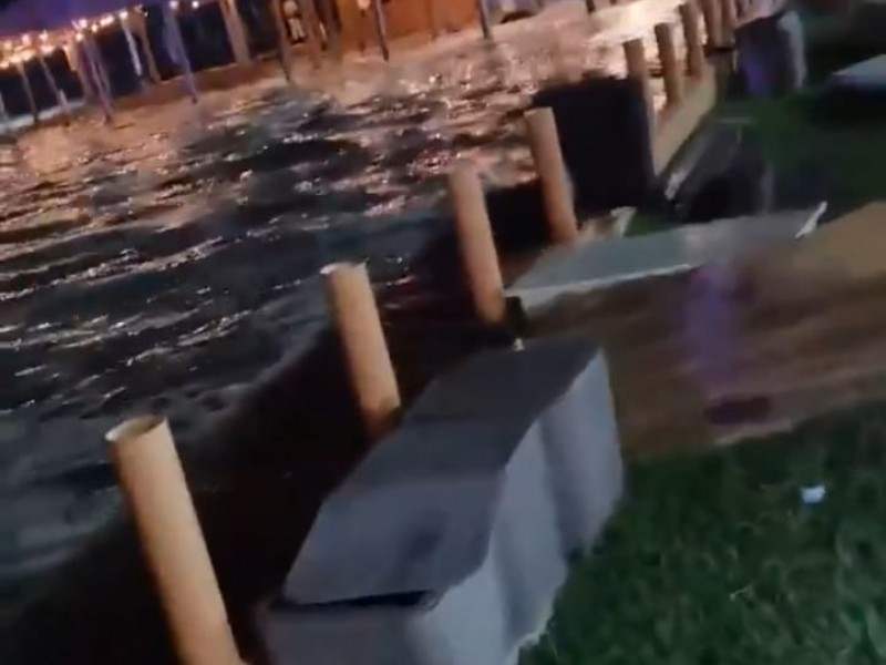 Sorprende marejada en fiesta en playas de Chachalacas.