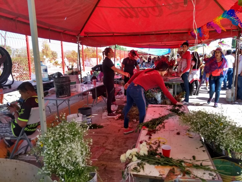Sorprende la venta de flores a vendedores ambulantes
