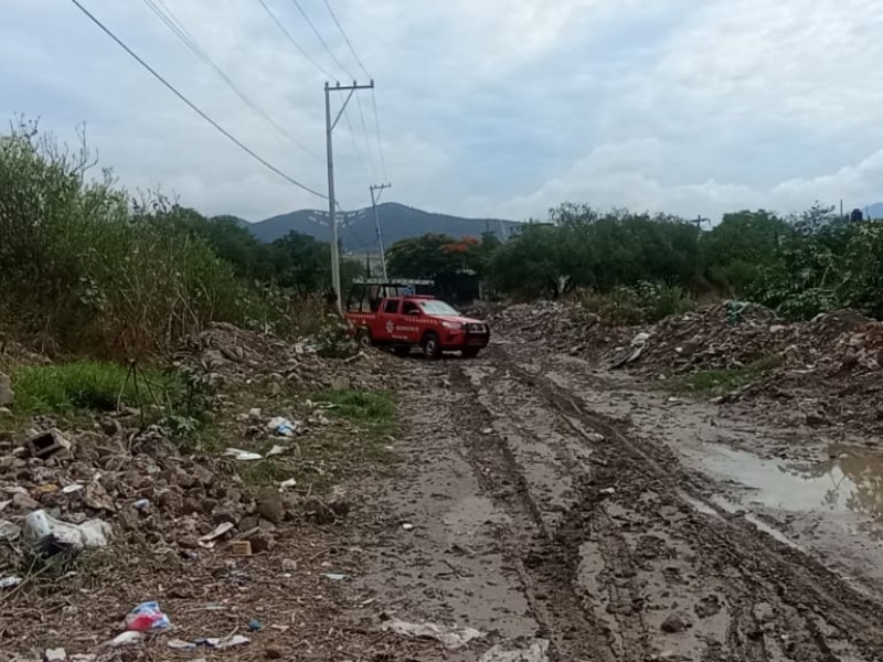 Sorprenden a bomberos dejando escombro en terreno baldío