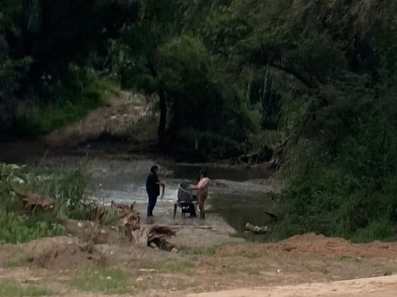 Sorprenden a personas contaminando el Río Mixteco en Huajuapan