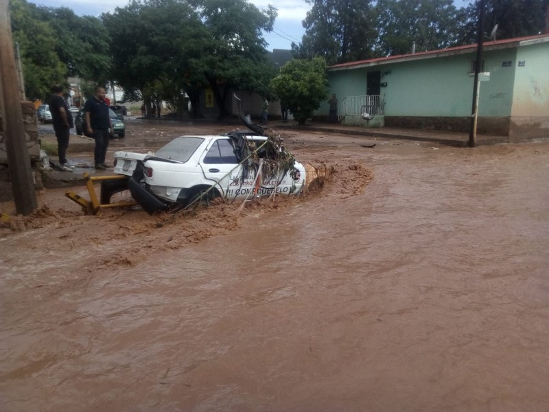 Sorprenden tormenta a nogalenses, arroyos arrastran varios vehículos