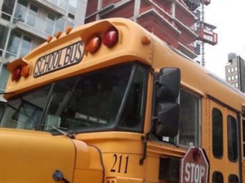 Sospechoso roba un autobús escolar y choca en Brooklyn