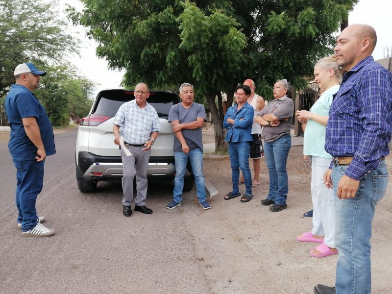 Sostienen reunión con vecinos para atender peticiones