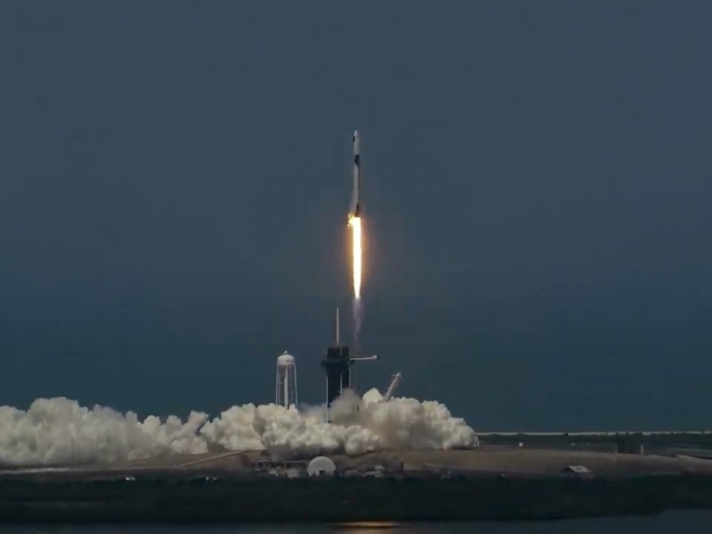 SpaceX despega con éxito de estación de la NASA