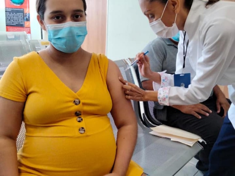 SSA exhorta a mujeres embarazadas a vacunarse para evitar riesgos