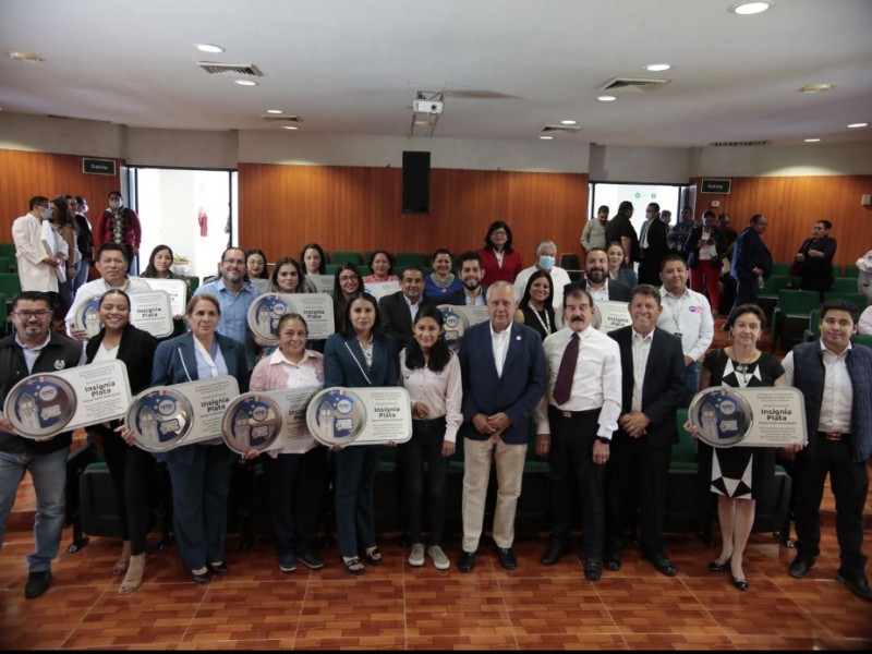 SSG Entrega a 15 instituciones Insignia Planet Youth