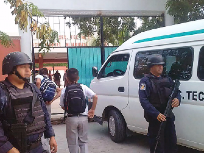 SSP vigila planteles escolares en Zihuatanejo y Petatlán