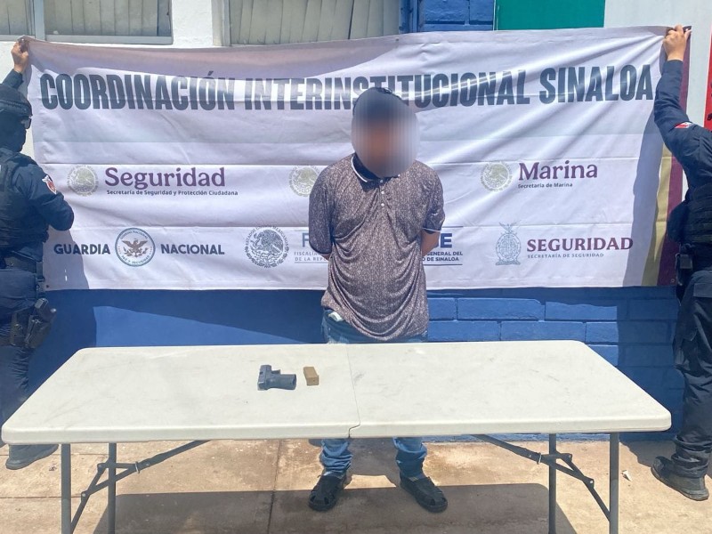 SSPE detiene un civil armado que viajaba en un taxi en Culiacán