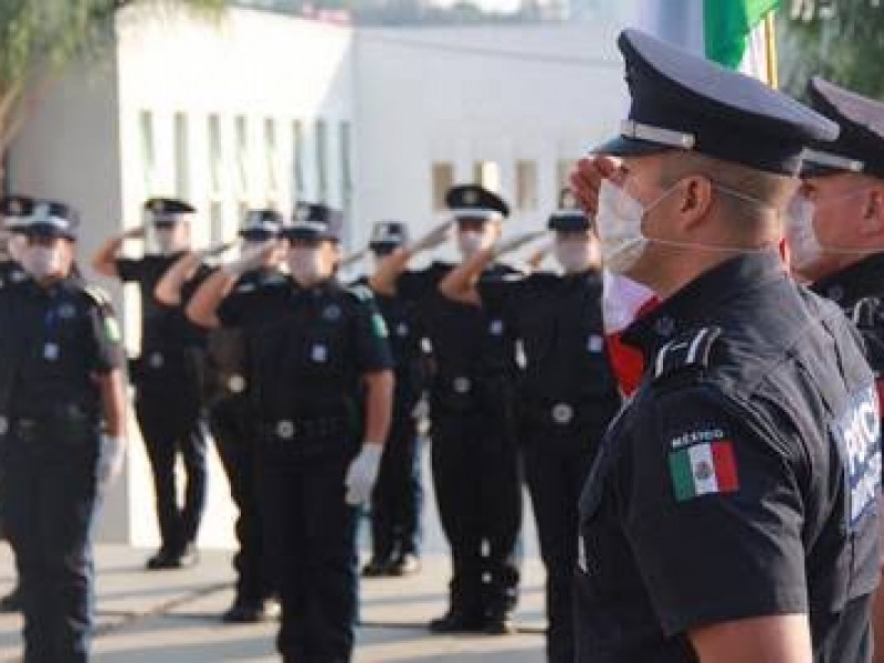 Cesan a policías por acto sexual contra Evelyn