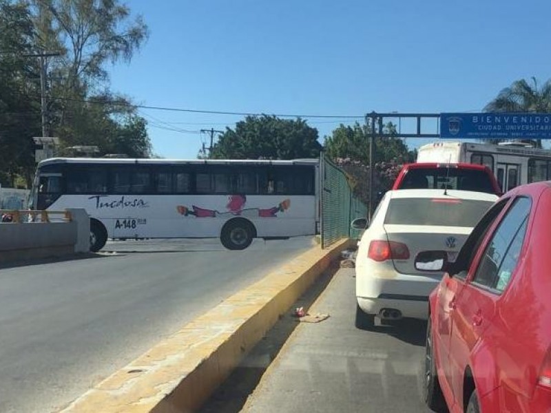 STEUABJO realiza bloqueos en la capital, continúa la huelga