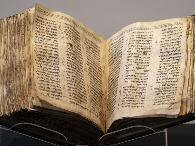 Subastan Biblia hebrea más antigua por cifra exhorbitante