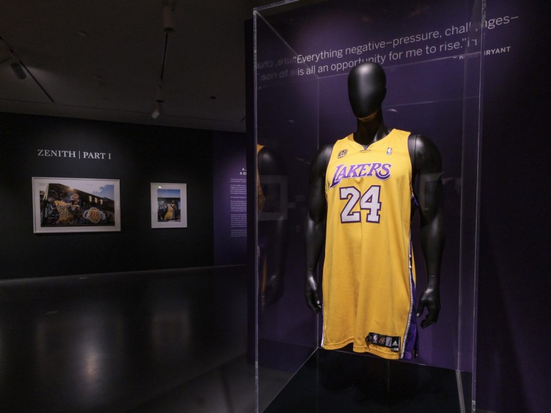 Subastan camiseta de Kobe Bryant  por casi 6MDD